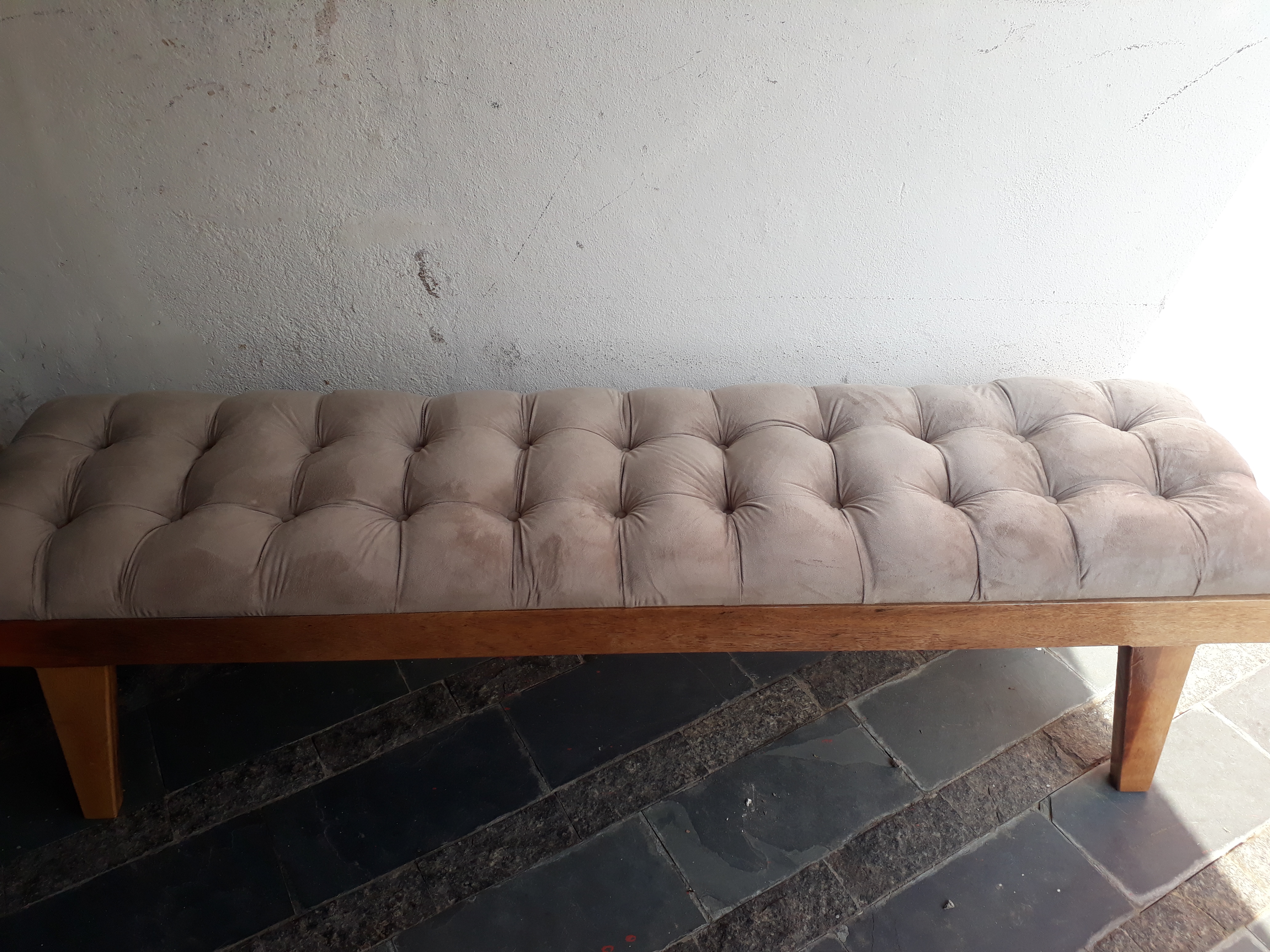 recamier em madeira maciça, tecido suede bege