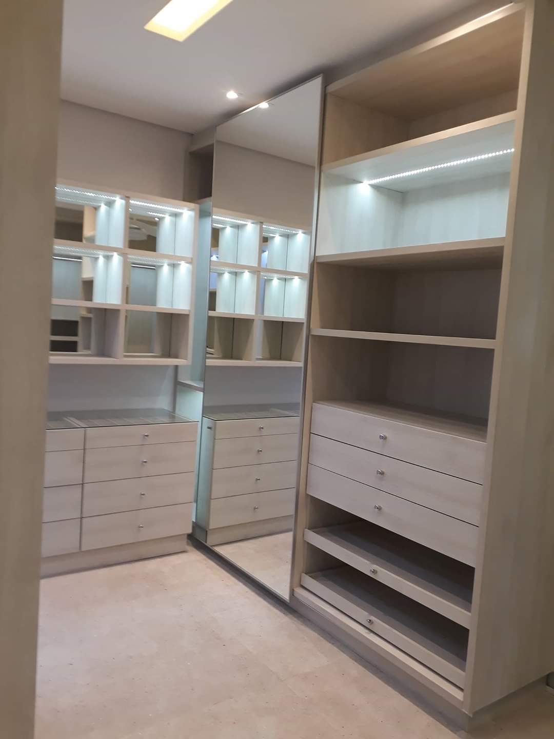 closet em MDF rovere sereno. puxador botão inox, espelho cristal