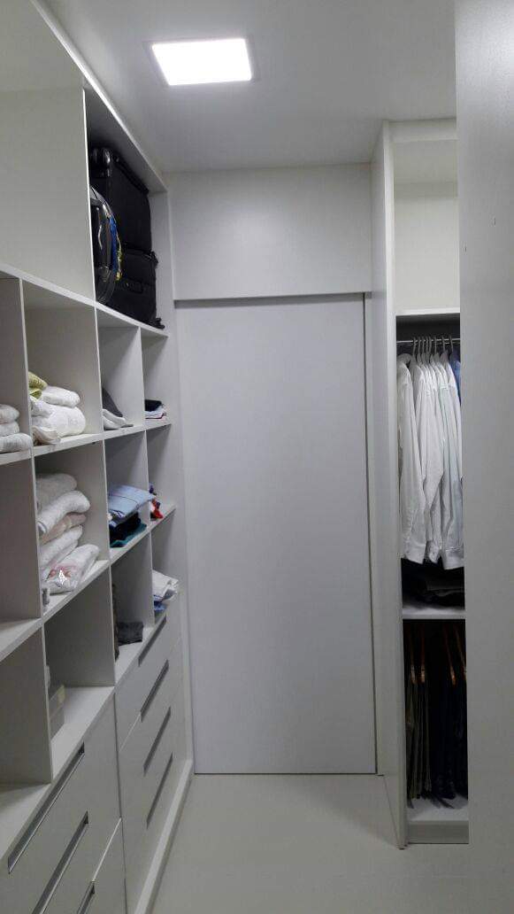 closet em MDF branco, porta banheiro embutido