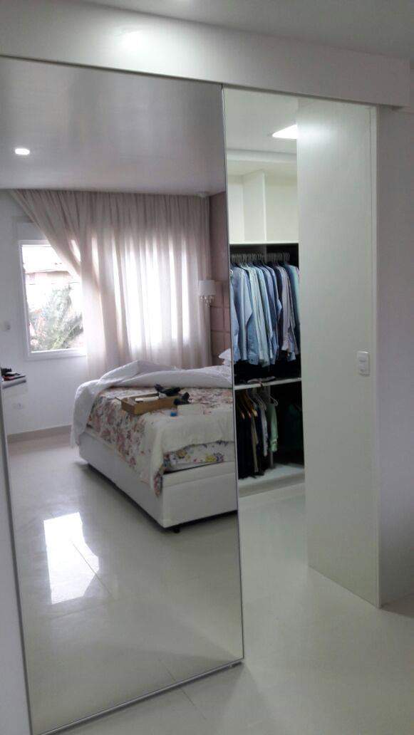 closet em L MDF branco , com fechamento porta de correr com espelho cristal