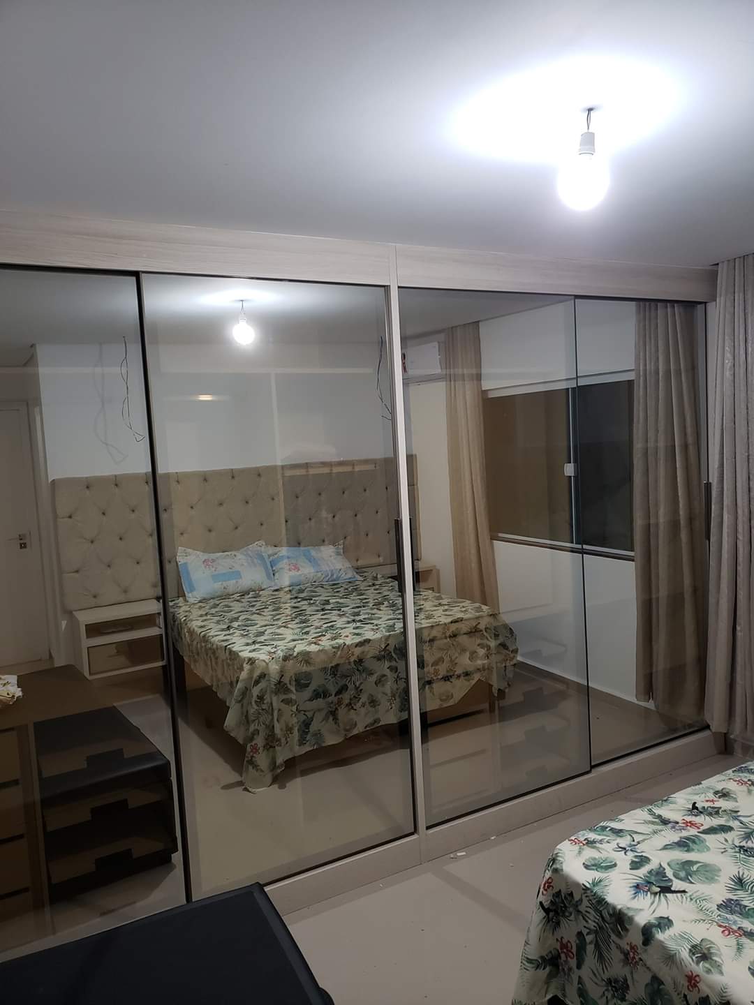 guarda roupa em MDF branco interno, externo madeirado , portas de correr vidro refleta bronze, cabeceira estofada  com mesinhas de cabeceira