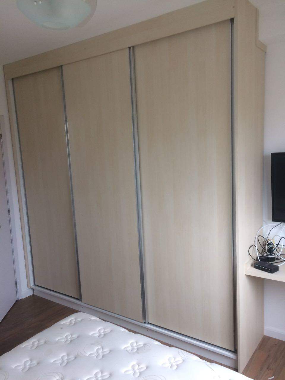 guarda roupa embutido MDF branco interno, externo madeirado, puxador perfil fosco