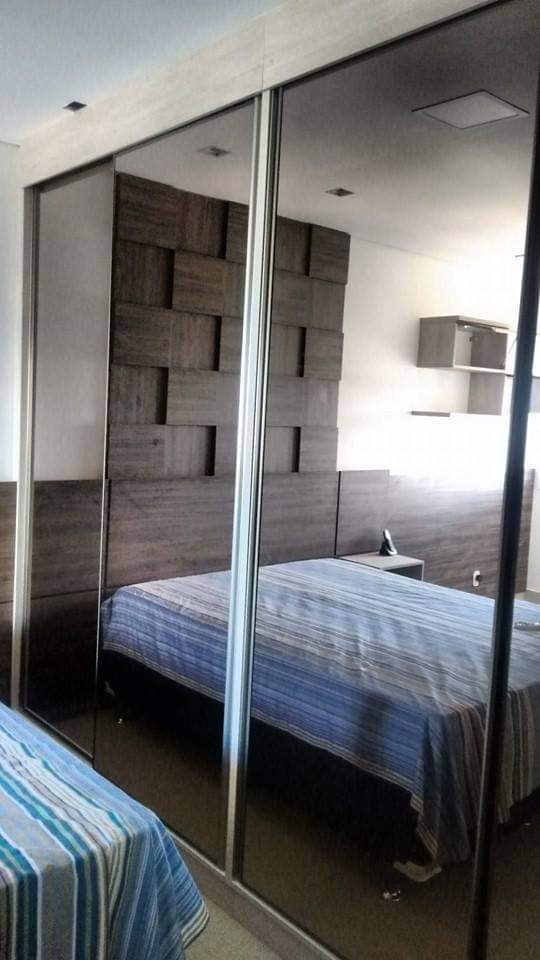 dormitório MDF ameixa negra .portas de correr espelho bronze, cabeceira 3D