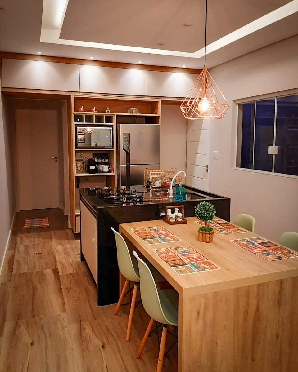 cozinha com mesa e ilha em MDF madeirado