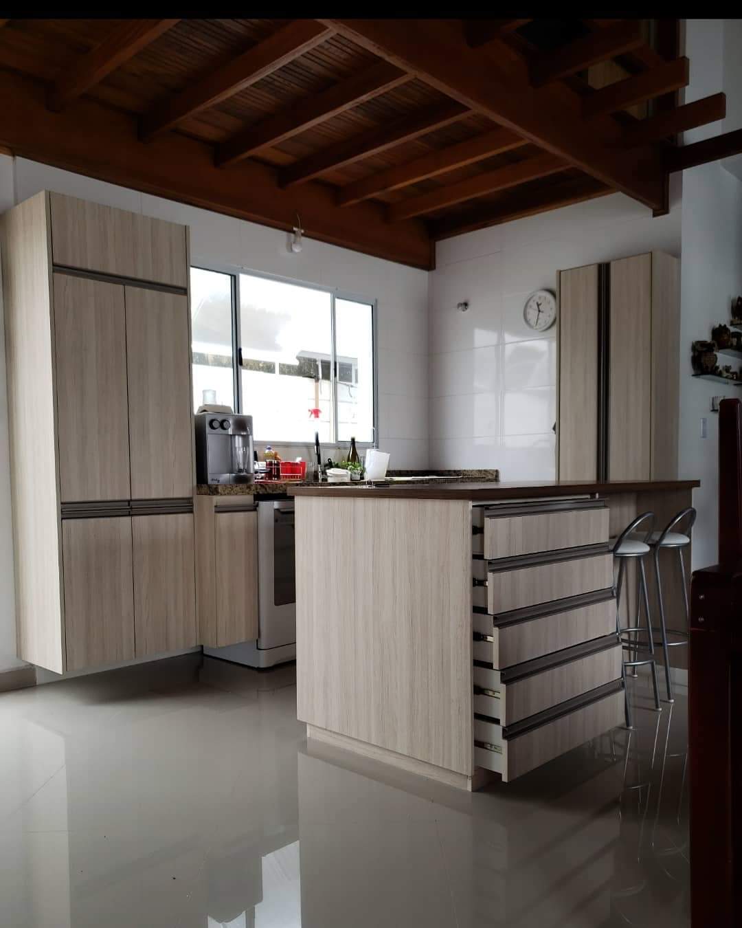 cozinha com ilha MDF madeirado  elmo suíço e vilandre