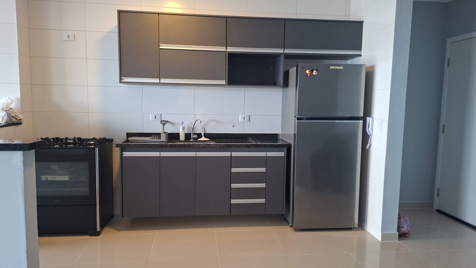 cozinha planejada em MDF branco interno , externo MDF cronos, com escorredor de louças embutido, puxador perfil fosco